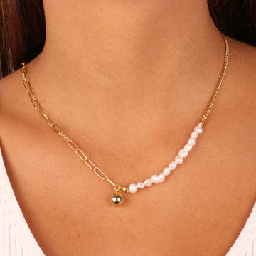 BYSIMON Collana intrecci di catene con dettaglio centrale in perle barocche